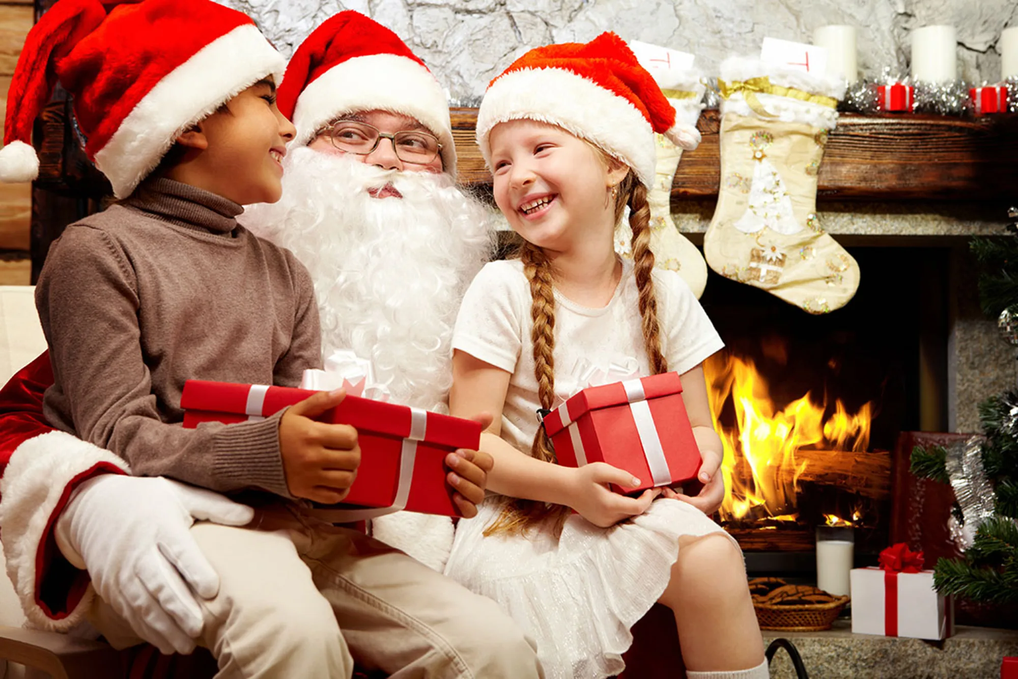 Nhan socola va qua tu Ong Santa.jpg